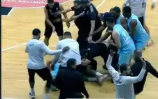 مشاجرة وعراك يوقفان مباراة الفيصلي واتحاد