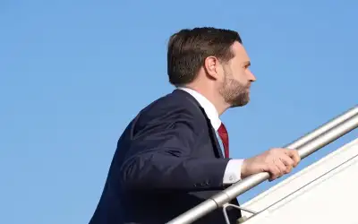 العريس يهرب والأب ينقذ الموقف ويتزوج