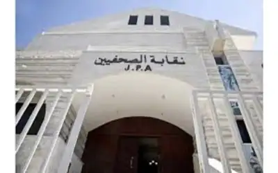 هل تسبب السجائر الإلكترونية التسمم؟.. طبيبة