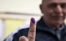 الناخبون الفلسطينيون يتوجهون إلى صناديق الاقتراع