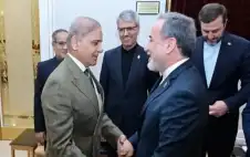 عراقجي يسلم باكستان مطاstrongلبstrong بلاده ويغادر