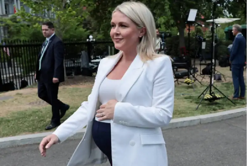 شقراء ترامب تغادر منصبها كمتحدثة باسم