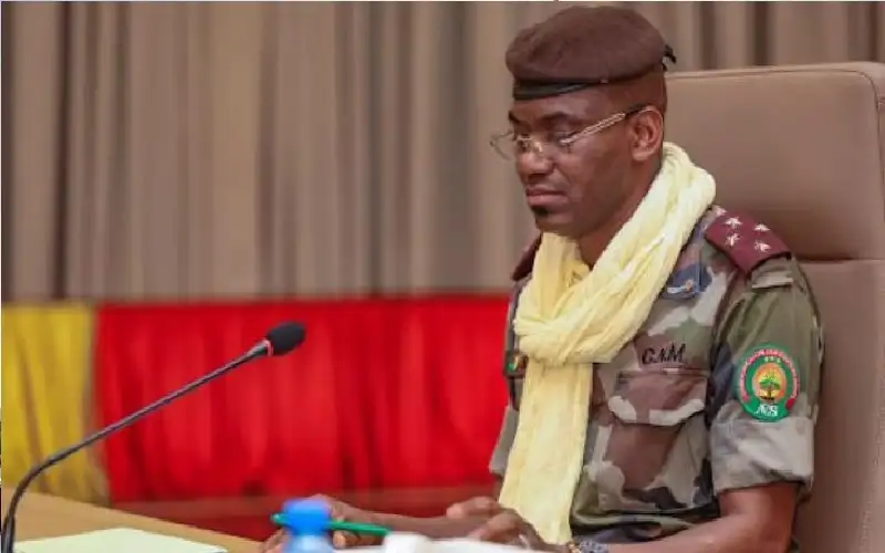 مقتل وزير الدفاع المالي في هجوم