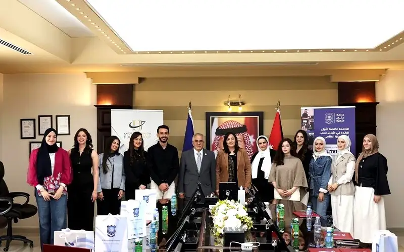 رئيس عمان الأهلية يكرم الطلبة المتميزين