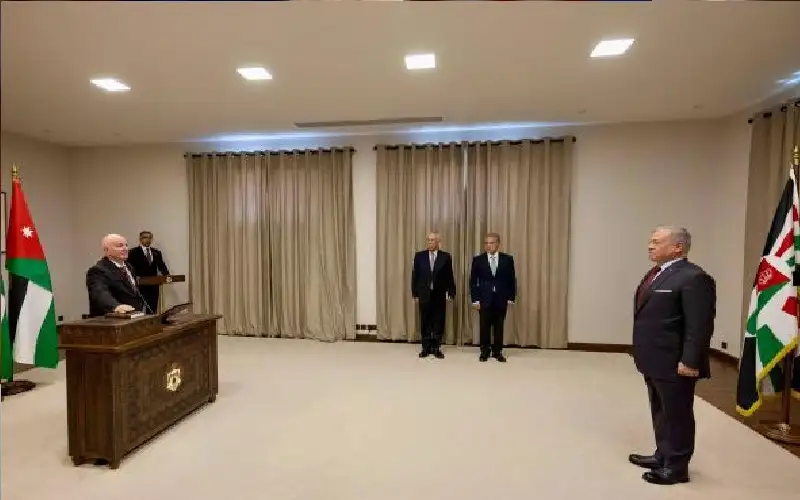 المجالي يؤدي اليمين القانونية أمام الملك