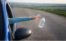 تحويل سائق ألقى نفايات من مركبته