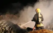 الدفاع المدني يخمد حريقا شب داخل