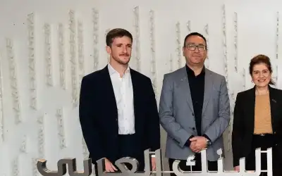 إعادة يد رجل عبر ربطها بجيب