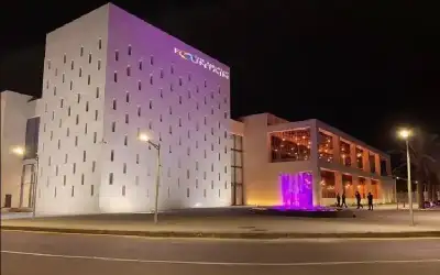 إعادة يد رجل عبر ربطها بجيب