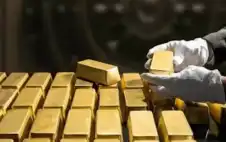 الذهب يرتفع مقابل الدولار ويتجه لتسجيل