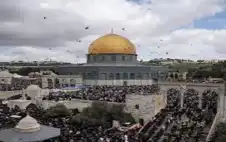 عشرات آلاف المصلين يؤدون صلاة الجمعة