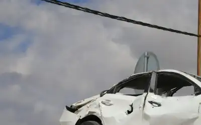 الأمن العام يضع مجسم مركبة محطمة