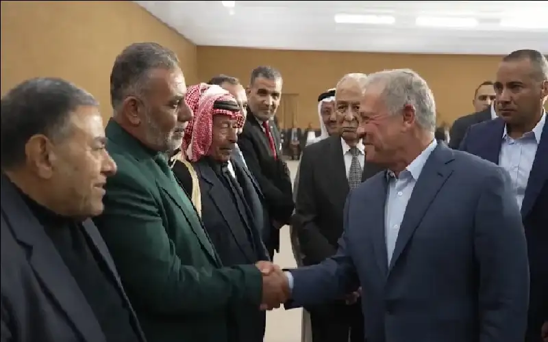 الملك يزور محافظة الزرقاء ويلتقي وجهاءها