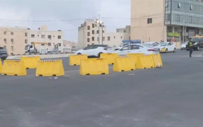 بدء وضع الأرصفة والجزر الوسطية في