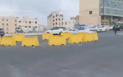 بدء وضع الأرصفة والجزر الوسطية في
