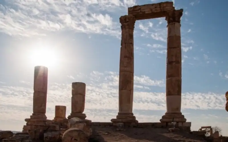 كتلة هوائية حارة نسبيا وتترافق مع