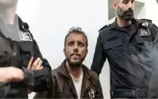 صحيفة نيسان ـ إسرائيل ترحل ناشطين كانا على متن