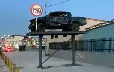 الأمن العام يضع مجسم مركبة محطمة