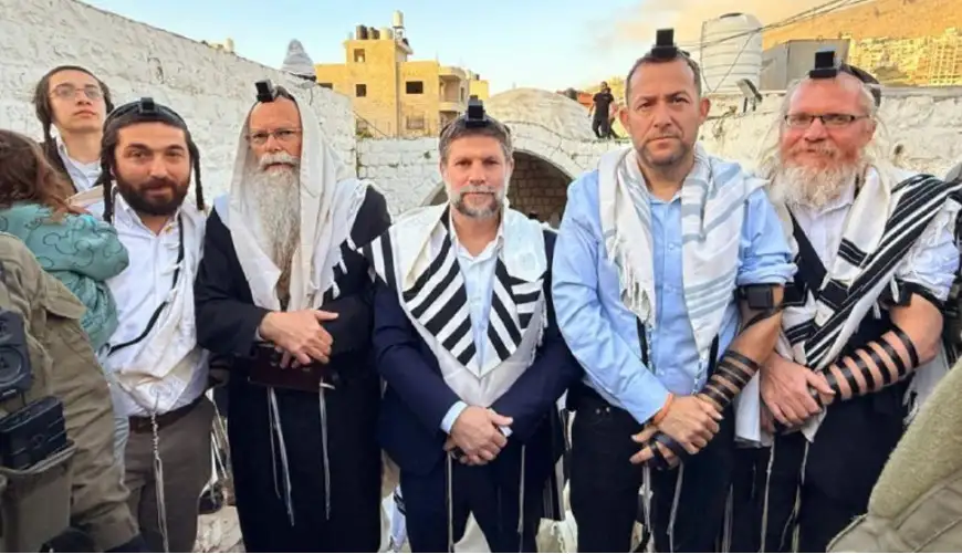 آلاف المستوطنين يقتحمون مقام يوسف بنابلس