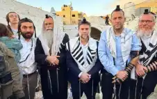 آلاف المستوطنين يقتحمون مقام يوسف بنابلس