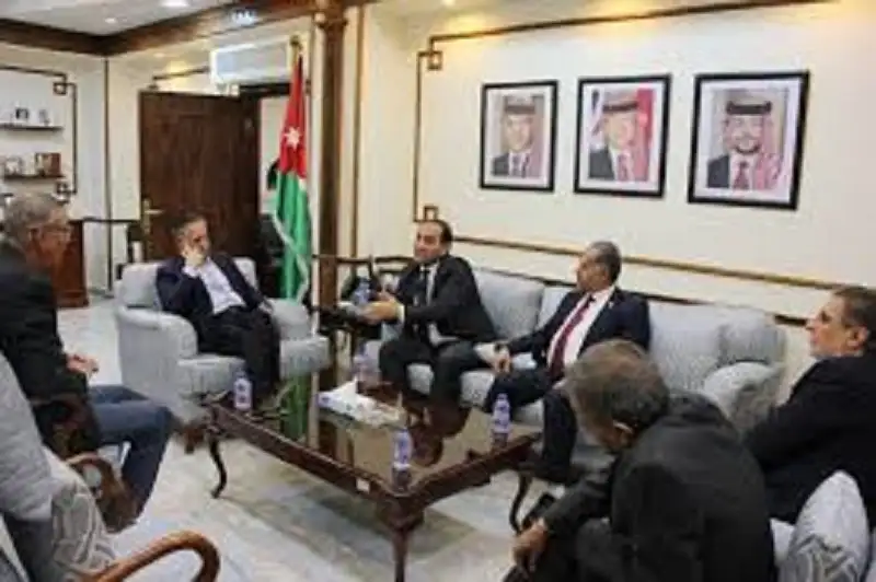 الصناعة والتجارة تبحث مع نقابة المقاولين