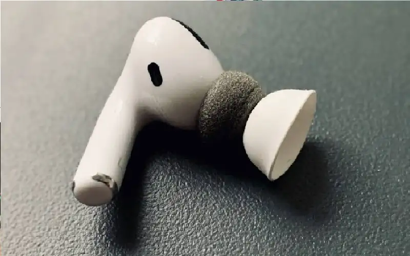 لماذا تحتوي سماعات الأذن على ثقوب