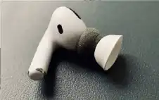لماذا تحتوي سماعات الأذن على ثقوب