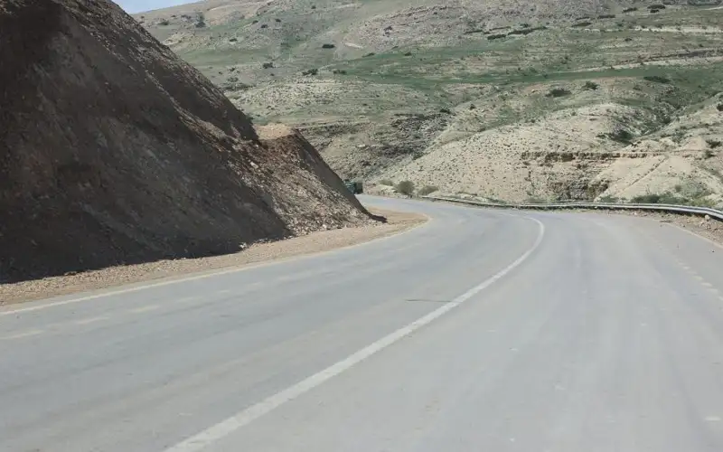 وزير الأشغال: توسعة طريق وادي شعيب