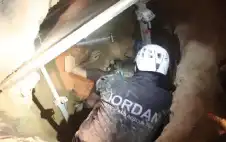 إنقاذ شخص علق داخل حفرة إثر