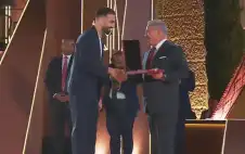 الملك ينعم على النشامى بوسام الاستقلال