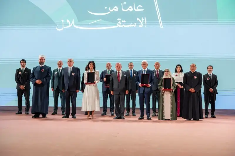 الملك ينعم بأوسمة ملكية على مؤسسات