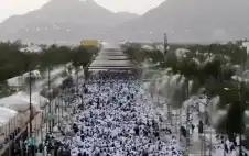 الحجاج ينفرون من عرفات إلى مزدلفة