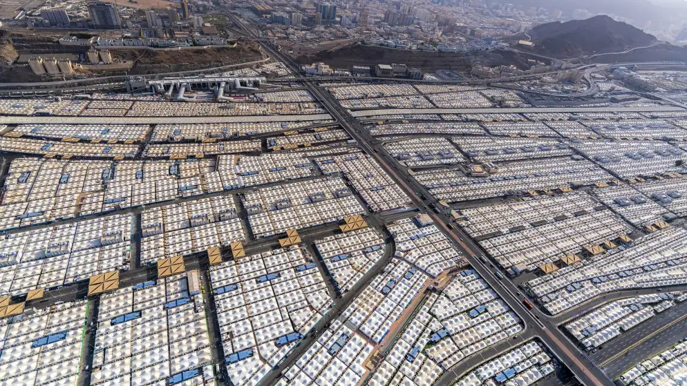 الحجاج يرمون جمرة العقبة الكبرى مع