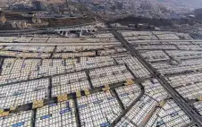 صحيفة نيسان ـ الحجاج يرمون جمرة العقبة الكبرى مع