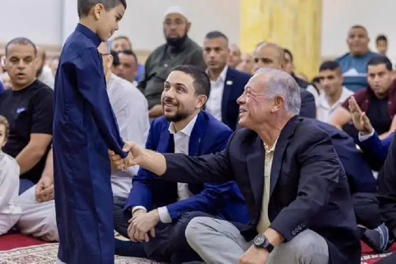 الملك وولي العهد يؤديان صلاة عيد