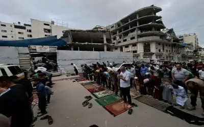 الملك وولي العهد يؤديان صلاة عيد