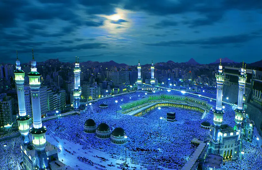 حجاج بيت الله الحرام يؤدون طواف