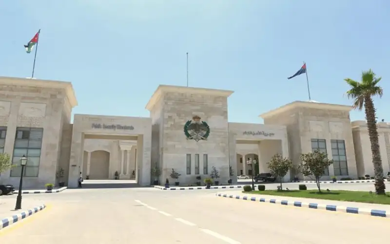 الدفاع المدني يخمد حريقا اندلع داخل
