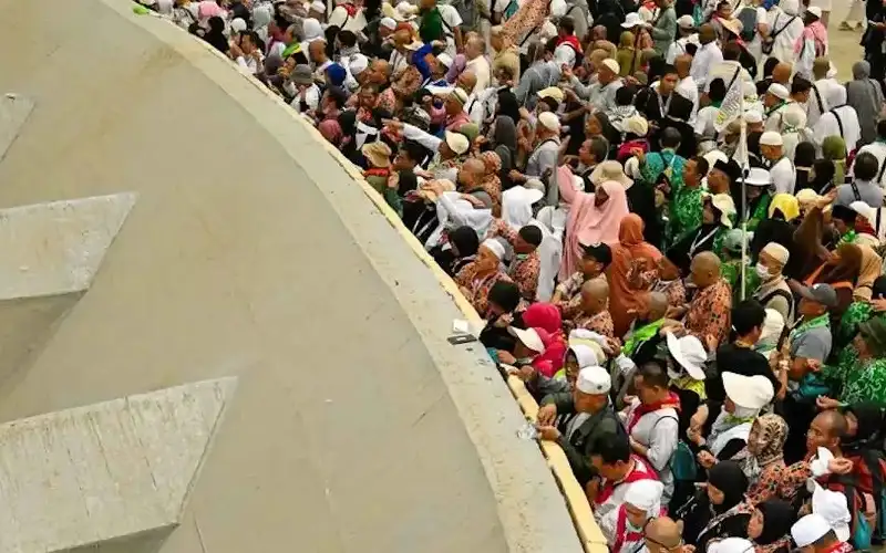 صحيفة نيسان ـ الحجاج يرمون الجمرات الثلاث ويواصلون الإقامة