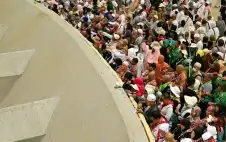 الحجاج يstrongرمstrongون الجمرات الثلاث ويواصلون الإقامة