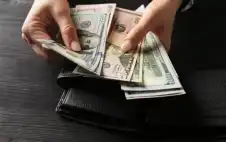الدولار يتراجع وسط حديث عن اتفاق