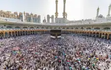 الحجاج المتعجلون يبدأون طواف الوداع في