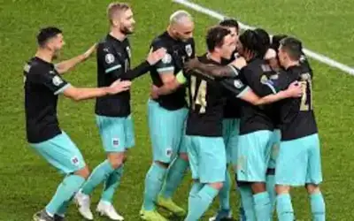 فريق مغمور يستقبل توتنهام بحمامات مهترئة