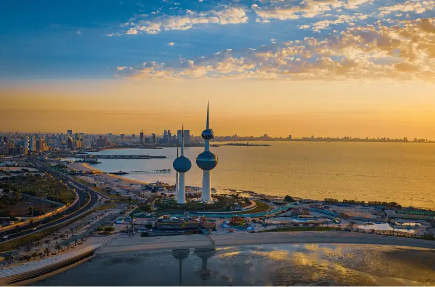 الكويت: إصابات وأضرار بمطار الكويت بعد