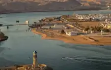 إيران تستهدف سفينة عسكرية أمريكية في