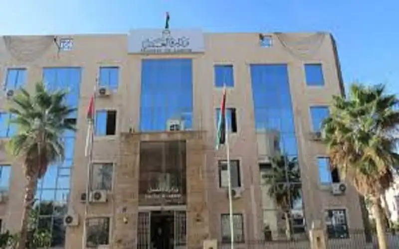 وزارة العمل توقف استقدام العمالة غير