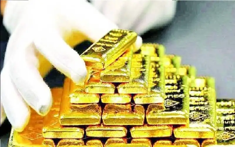 الذهب ينخفض ويتجه لتكبد خسارة أسبوعية