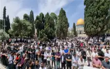 65 ألفا يؤدون صلاة الجمعة في