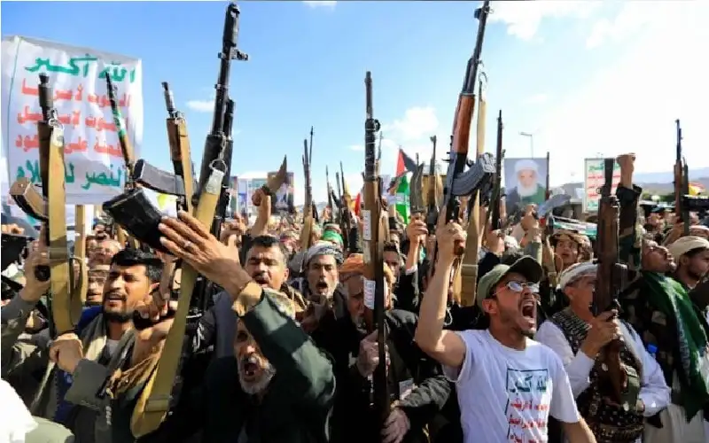 الحوثيون يعلنون حظر الملاحة بشكل كامل