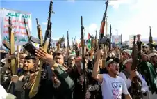 الحوثيون يعلنون حظر الملاحة بشكل كامل